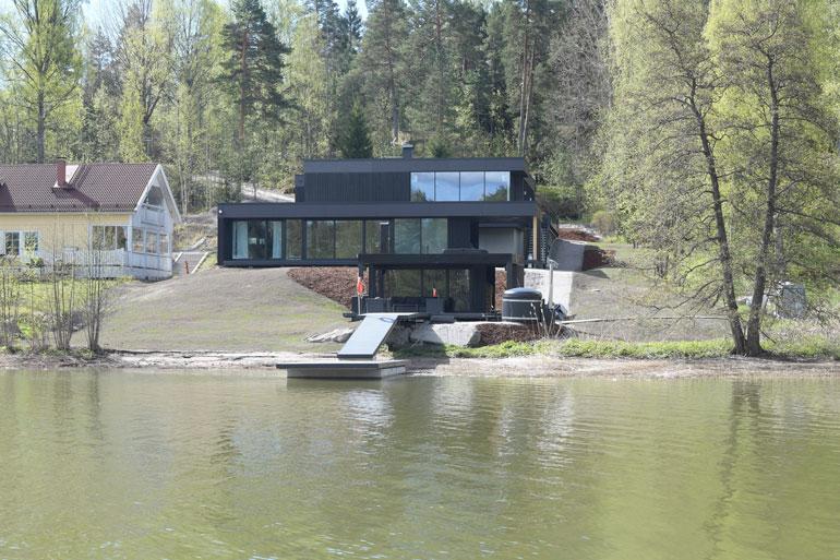 Elastisen Karhusaaren-koti oli vuosi sitten kohun keskellä, kun selvisi, että siihen liittyy maksamattomia laskuja ja rakennusvirheitä. Sotkut on sittemmin selvitetty.