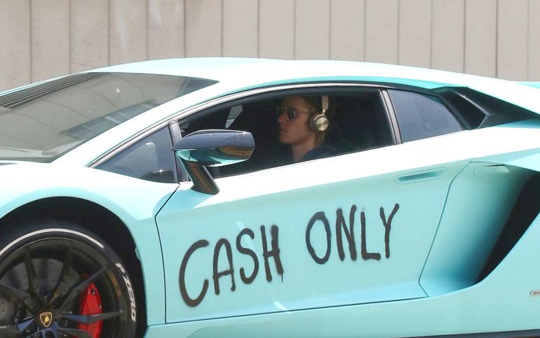 Auton kylkeen töherretty cash only -teksti on nähty aiemmin Justinin housunlahkeessa.