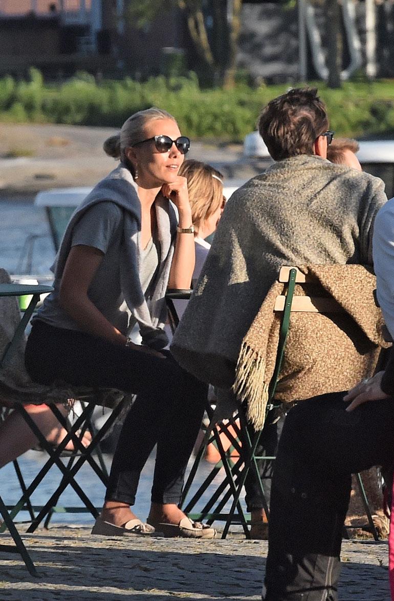 Linda kietoi viltin Mikan ympärille vilpoisassa merenrantakahvilassa.