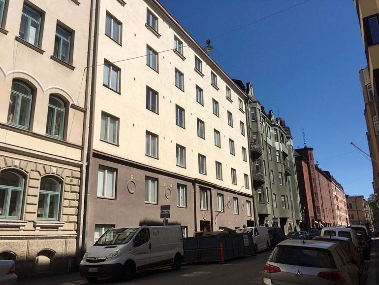 Vapun perheen uusi koti sijaitsee keskeisellä paikalla vain kilometrin päässä Helsingin ydinkeskustasta. Saman verran matkaa on merenrantaan.