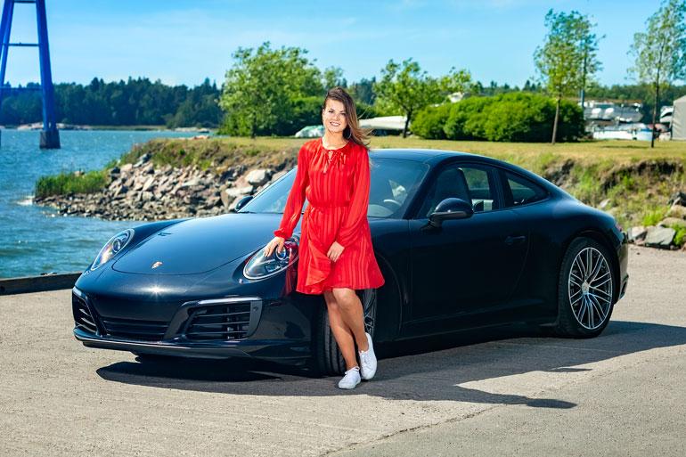 Tyrmäävän kaunis kesäneito Janni Hussi tunnustautuu automimmiksi. – Autoilu on lähes terapeuttista, ja saan kuunnella soittolistojani Iron Maidenista Marc Anthonyyn, hän nauraa.