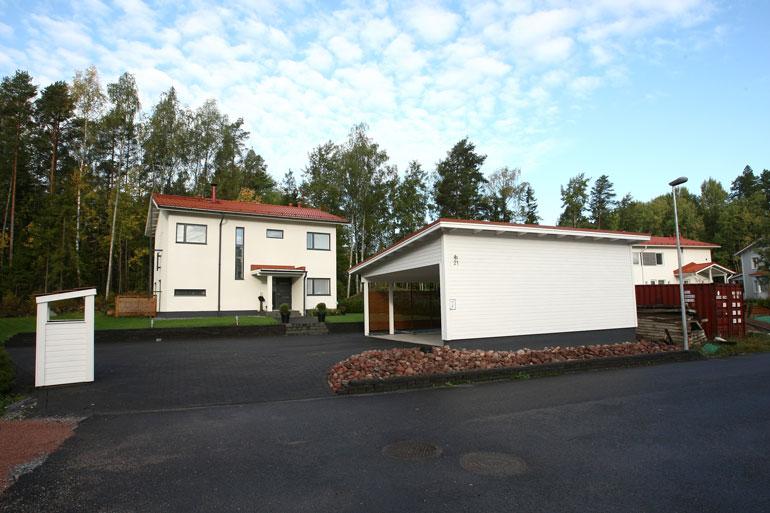 Rostedtit asuvat edelleen saman katon alla kaksikerroksisessa lukaalissa Turun Hirvensalossa.