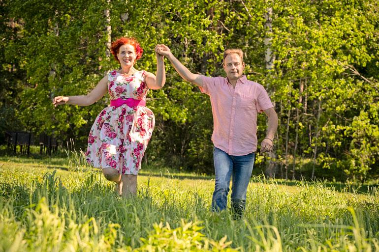 Kahdeksan kuukautta seurustelleet Eija-Liisa Pokki ja Jari Jutila kirmaavat kesäniityllä kuin villit varsat. – Tein elämänmuutoksen ja laihdutin 30 kiloa! Eija-Liisa hymyilee.