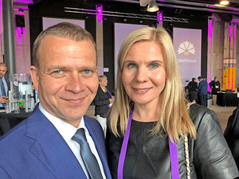 Niina-vaimo saapui kokoomuksen puoluekokoukseen kuuntelemaan uudelleen puheenjohtajaksi valitun miehensä linjapuheen. – Juhlimme juuri 15. hääpäiväämme, Petteri kertoo.