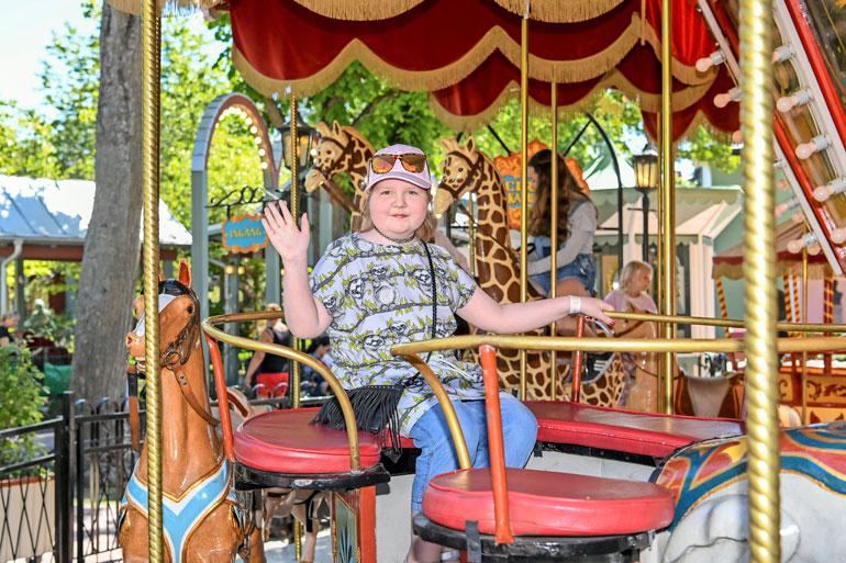 Iiris poseeraa kuvaajalle, kuten kuka tahansa prinsessa: kuninkaallisesti vilkuttaen. Ollaanhan Ruotsin kuningaskunnassa.
