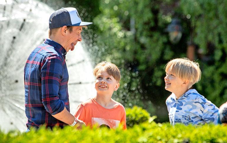 Jere (kesk.) ja Mika saivat tavata idolinsa Akun, joka näytti viikareille, ettei ikä välttämättä tuo tullessaan viisautta.