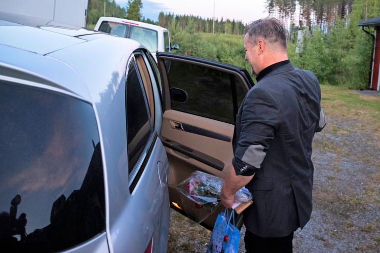 Jari nousi pian keikkansa jälkeen autoonsa eikä jäänyt juttelemaan faneilleen.
