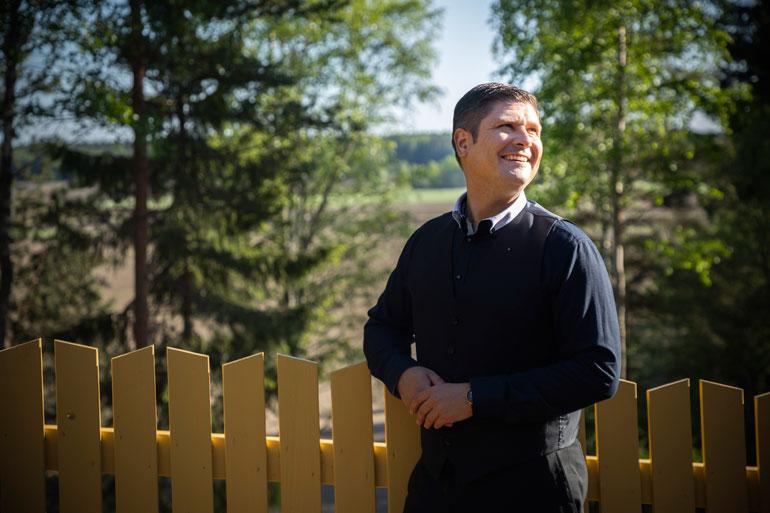 Tangojen tuplaprinssi ei osaa lomailla – Joskus olisi mahtava viettää heinäkuu riippumatossa, mutta sehän on lavakeikkojen kuumin sesonkikuukausi, Leif tyrmää aatoksensa.
