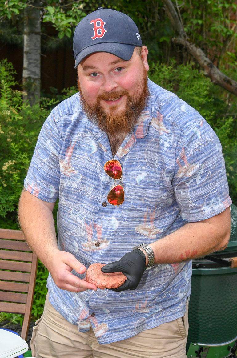 Burgerimiehen pihveihin painetaan aina monttu. – Kun pihvin grillaa, se kohoaa keskeltä. Montun avulla kypsästä pihvistä tulee tasainen.