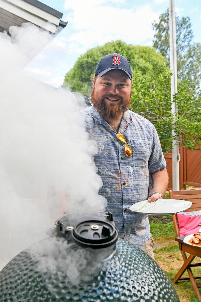 Tehokkaan hiiligrillin kanssa saa olla tarkkana, ettei polta itseään.