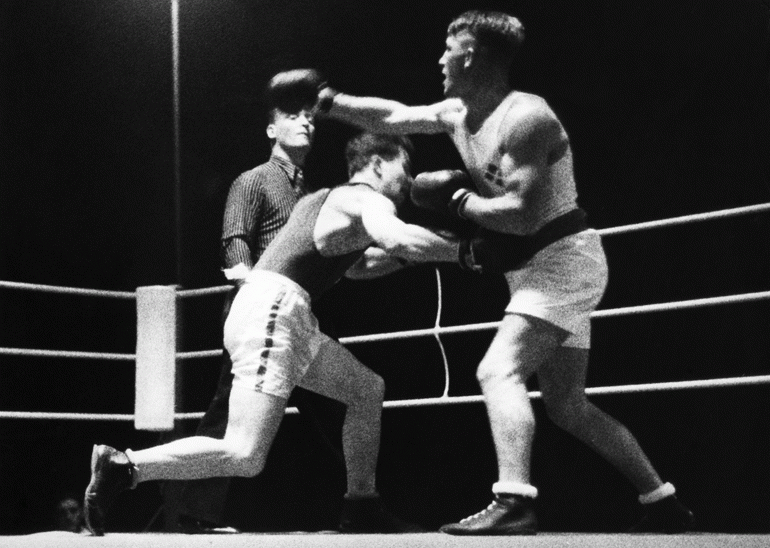 Aira Samulinin sukulaismies Sten Suvio voitti nyrkkeilyn olympiakultaa Berlinissä 1936. Kuvassa Stepa (vas.) tekee hakkelusta Tanskan Gerhard Petersenistä.