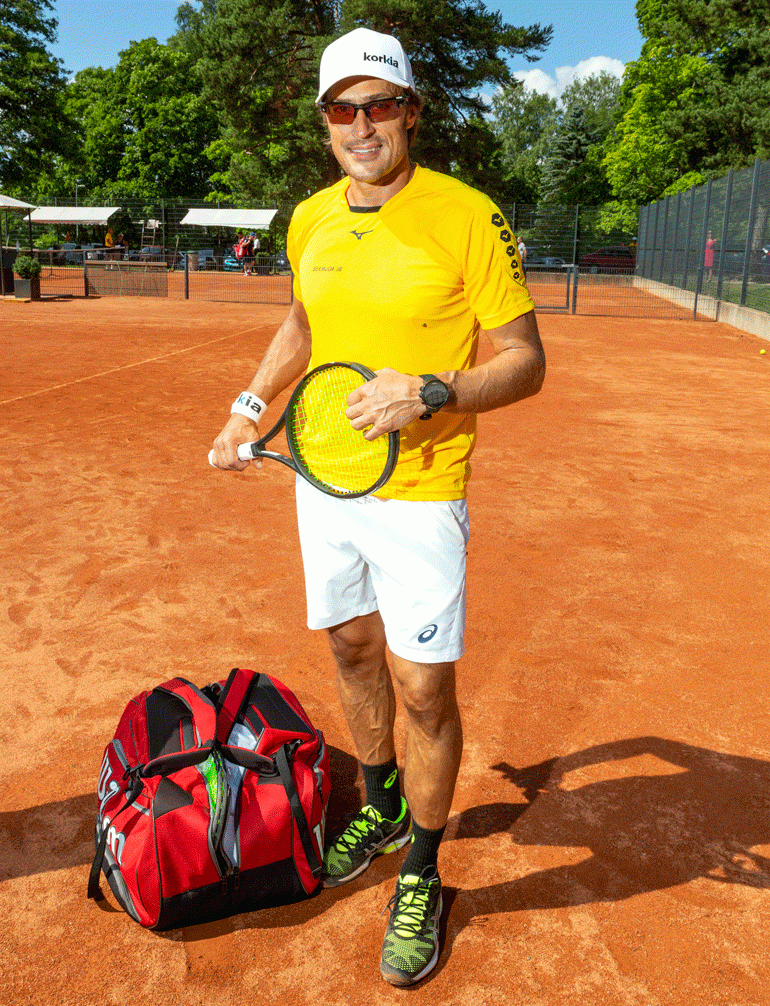 Jälleen kerran Bermudan tennisturnaukseen osallistunut Teemu Selänne etsii uutta asuntoa.