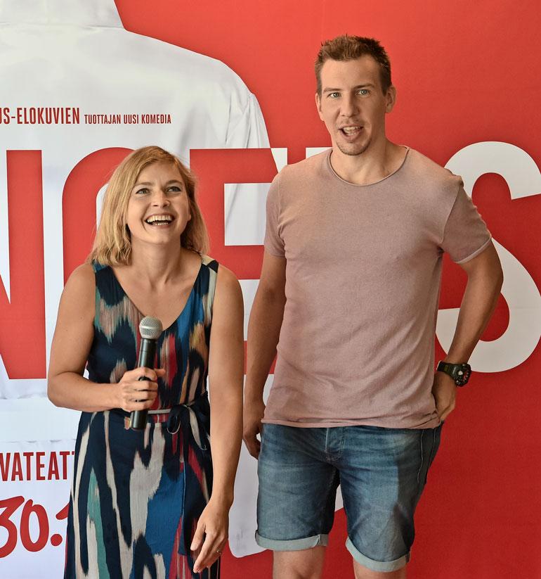 – Marja on jo tutustunut Suomen swingers-kulttuuriin! Aku vitsailee kollegastaan.