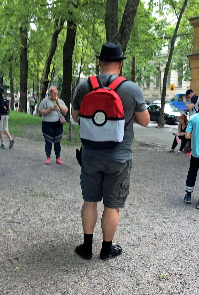 Pokémon-metsästäjällä pitää tietysti olla päässään metsästystyyliin sopiva lakki, Poké-repusta puhumattakaan!