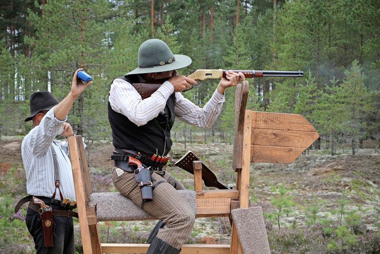 Cowboyammunnassa räiskitään vipulukkokiväärillä, haulikolla ja revolverilla.