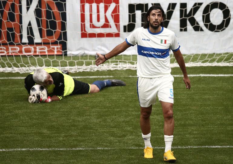 Italian joukkue ei pärjännyt All Stars -joukkueelle. Kuvassa All Stars -joukkueen maalivahti Antonios Nikopolidis ja Italian Cristian Zaccardo.