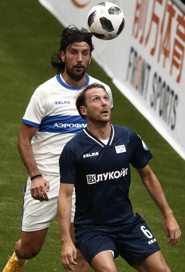 Gaizka Mendieta (edessä) laukoi ottelussa hattutempun. Takana Cristian Zaccardo.