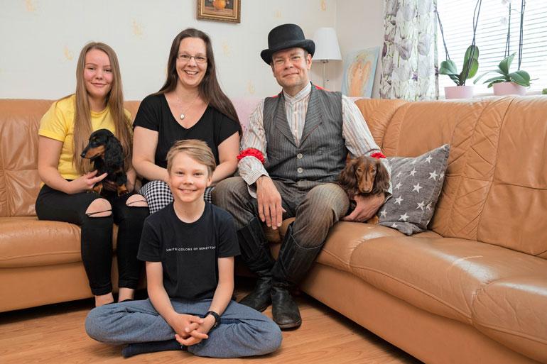 Kivirannan perheen lännen tyylinen poseeraus! Vas. tytär Matilda, vaimo Marika, Mauri ja Marlo. Lemmikkikoirat Milo (vas.) ja Manu viihtyvät sylissä. – Knalli oli tyypillinen hattu lännessä. Tämä asu on ”city-slickerin”, herrasmiehen tyyliä.