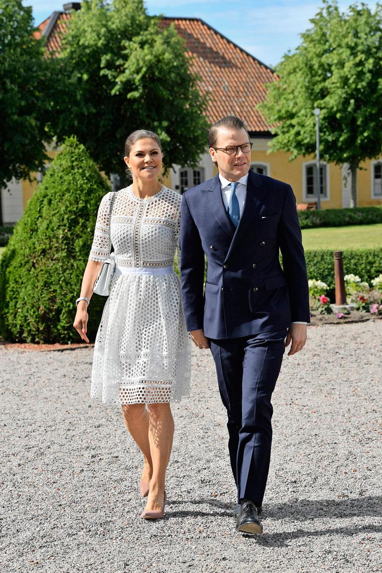 Myös Vickan ja Daniel pohtivat, onko riitaisa eliittikoulu Estellelle sopiva opinahjo.