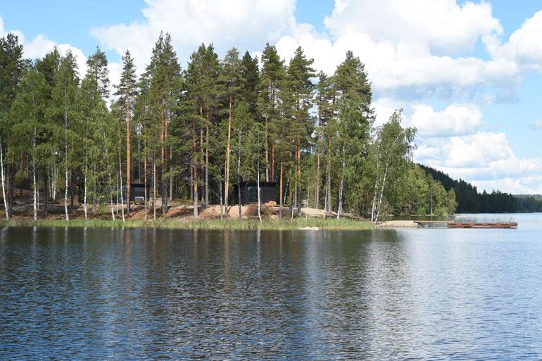 Jari-Matin ja Maisan mökkitontti sijaitsee Saimaalla.