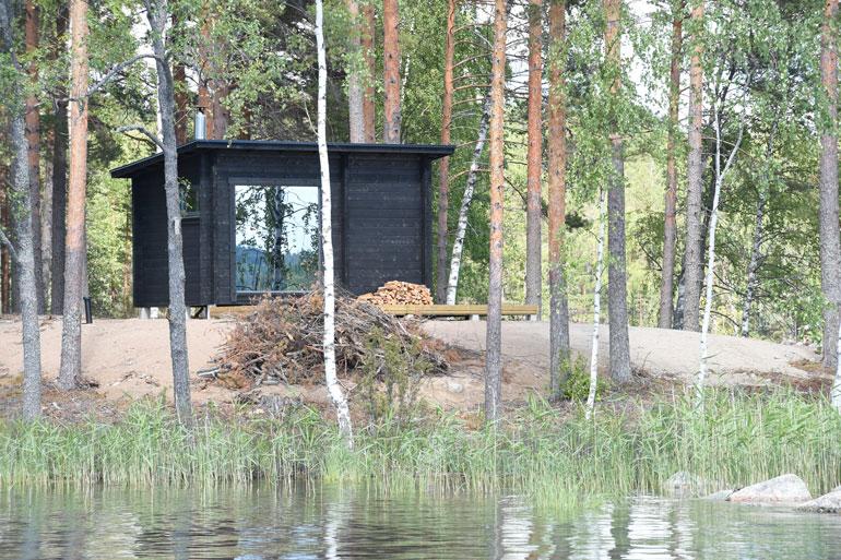 Saunan lauteiltakin voi ihailla järvimaisemia.