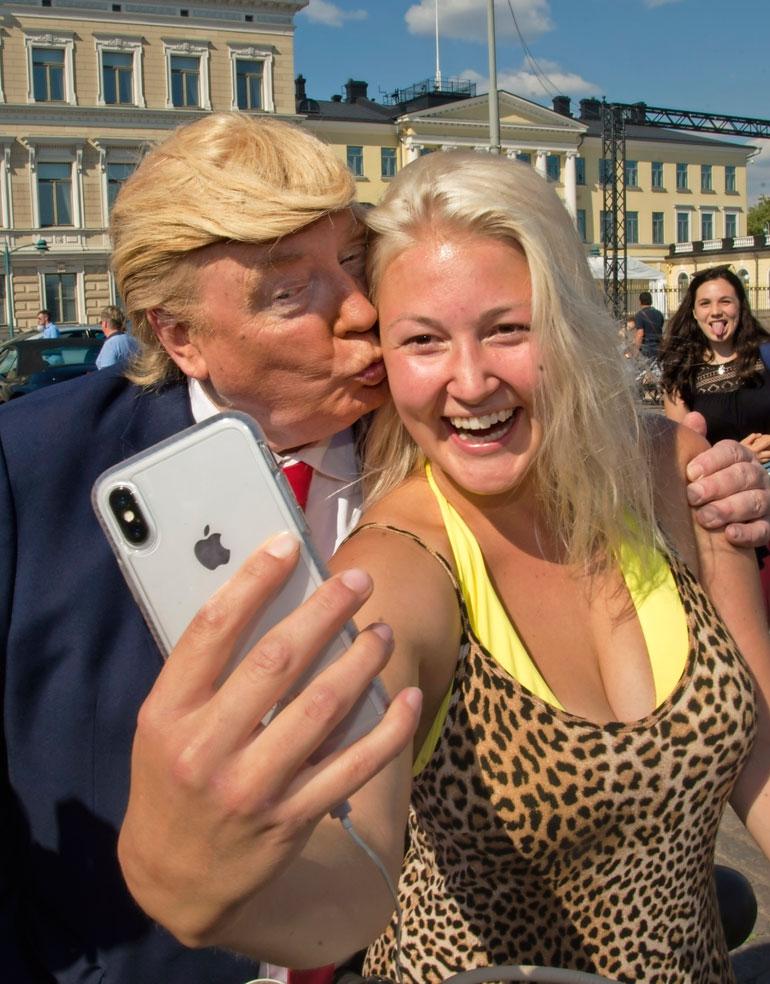 Erityisesti naiset halusivat yhteiskuviin vale-Trumpin kanssa.