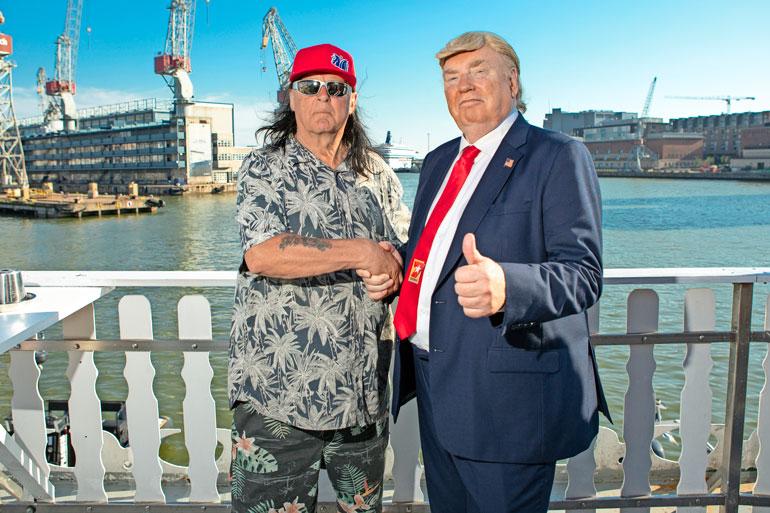 – Hienoa, että loikkasit meidän puolellemme, vale-Trump vitsaili MS Louisianan ravintoloitsijalle ja Leningrad Cowboys -muusikko Sakke Järvenpäälle.
