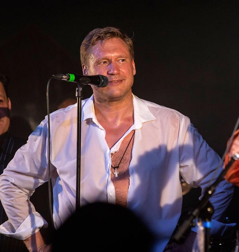 Samuli esiintyi hyväntuulisena ja niin energisesti, että paitakin repesi kesken show’n. Tämä ei menoa haitannut, vaan Samuli veti keikan tyylikkäästi loppuun.