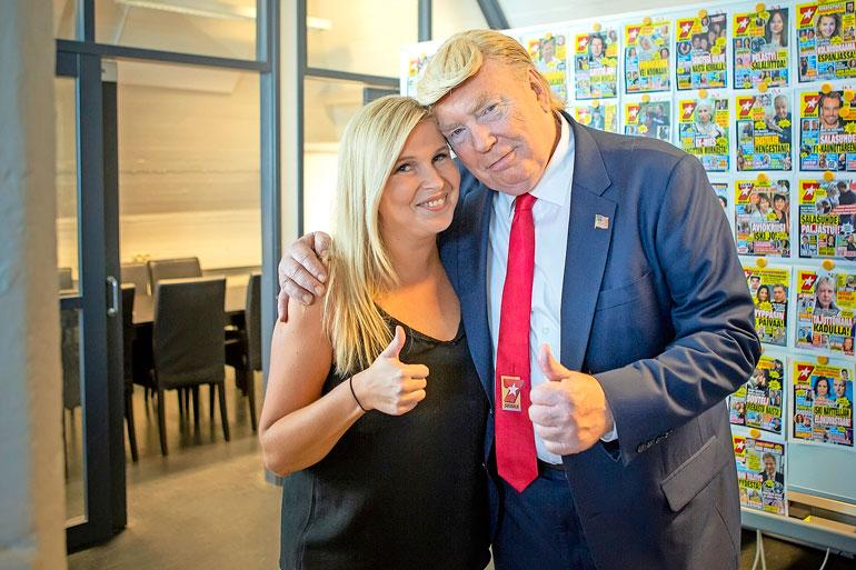 Poseeraaminen ihmisten kanssa on Dennisistä mukavaa puuhaa. – Pidän siitä, että ihmiset haluavat yhteiskuvia kanssani.