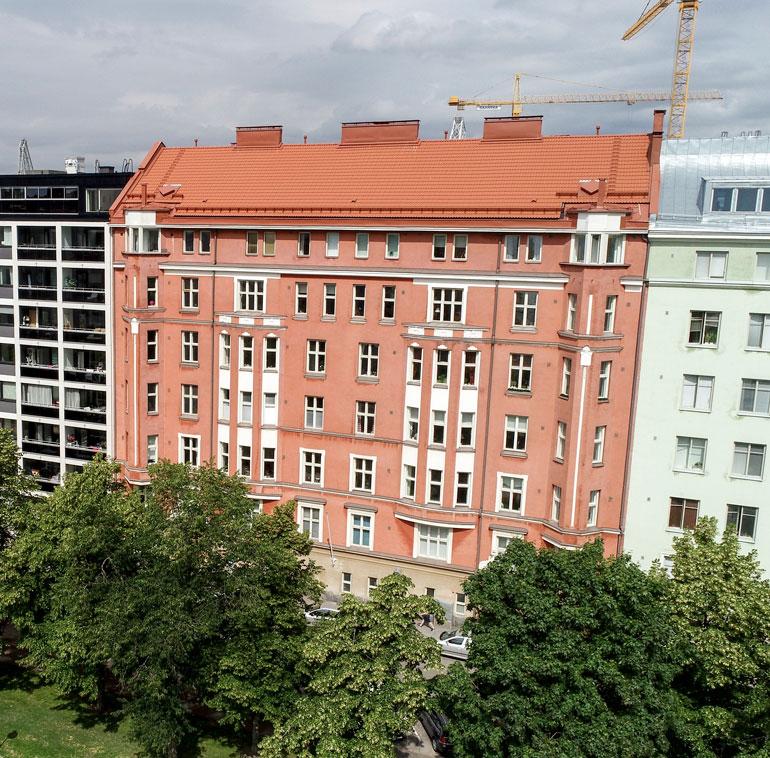 Uniikin ja Miran uusi koti sijaitsee merellisessä Etelä- Helsingissä arvokkaassa jugend-talossa. Talo on valmistunut vuonna 1911.