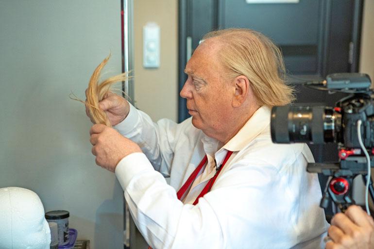 Dennis keikkailee Trumpin kaksoisolentona ympäri maailmaa.