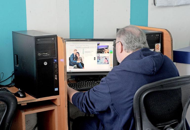 Tämä on yksi Thomasin itsensä lavastamista paparazzikuvista. Kuva on otettu julkisessa internet-kahvilassa.