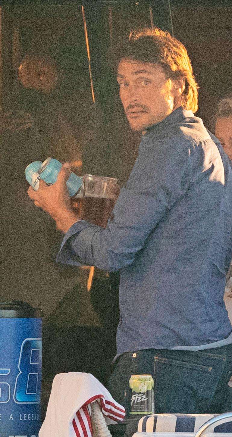 Teemu rohmusi käteensä useita lonkeroita.