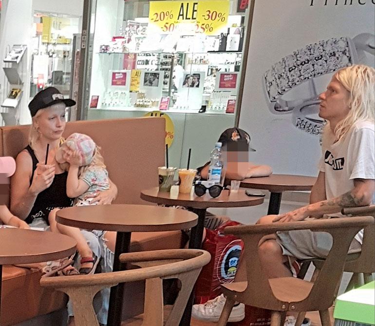 Chisu ja Jori Sjöroos mehubaarissa.