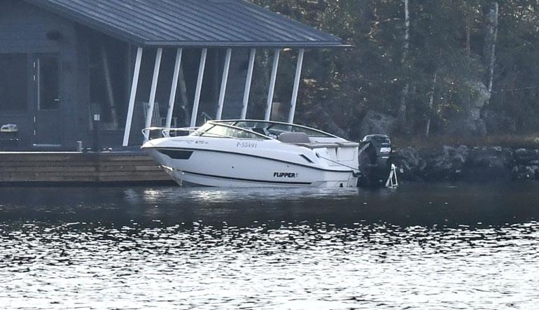 Flipper 670 -päiväretkiveneellä matka Jorin ja Lotan mökiltä Tampereen keskustaan taittuu varttitunnissa.
