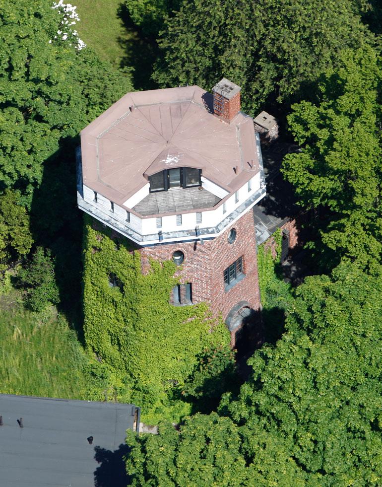 Villen talo sijaitsee Helsingin Munkkiniemessä.