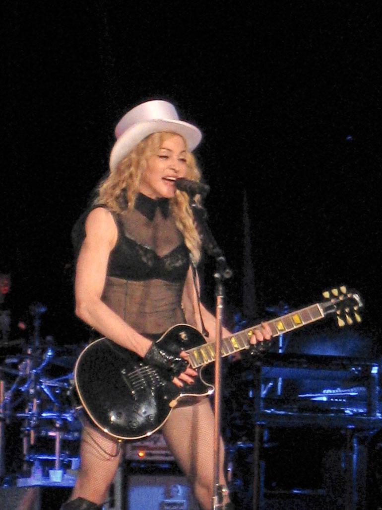Popdiiva on esiintynyt kahdesti Suomessa. Vuonna 2009 Madonna osti erään helsinkiläisen vaateliikkeen koko mikrosortsivaraston.
