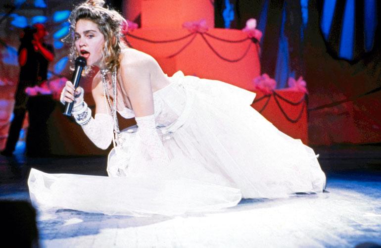 Madonna kohahdutti esiintymällä morsiuspuvussa MTV:n palkintogaalassa vuonna 1984.
