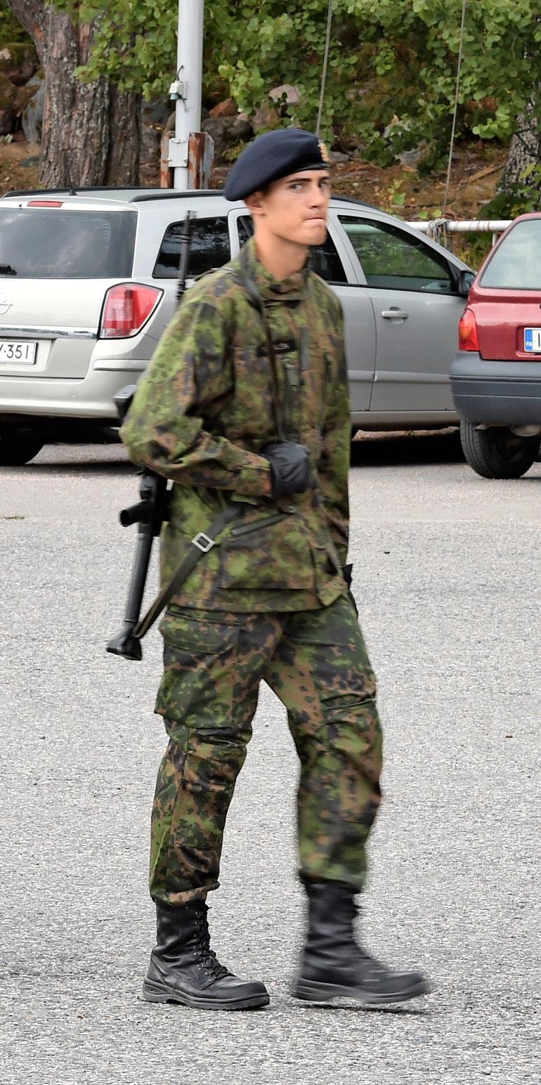 Robin marssi aseenluovutukseen päättäväinen ilme kasvoillaan.