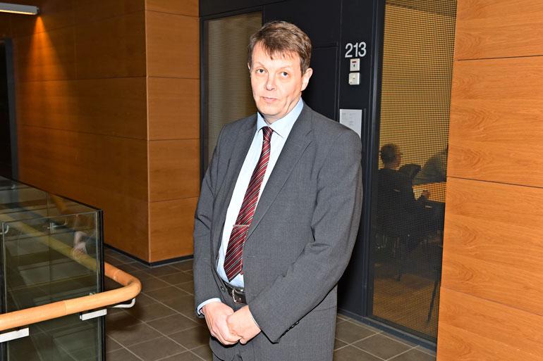 Kotietsinnän määrännyt syyttäjä Jukka Haavisto on vastuussa tapahtumista, ja hän määrää, mitkä rakennukset tutkitaan.