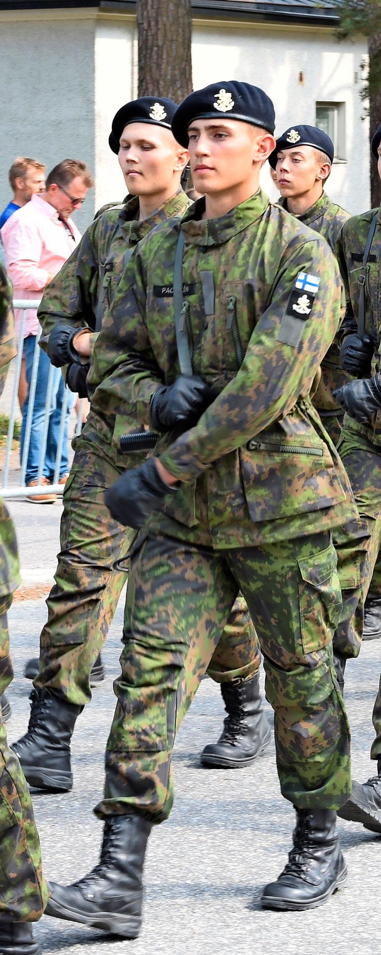 Robin näytti, että marssiminen sujuu häneltä vähintään yhtä komeasti kuin laulaminen.
