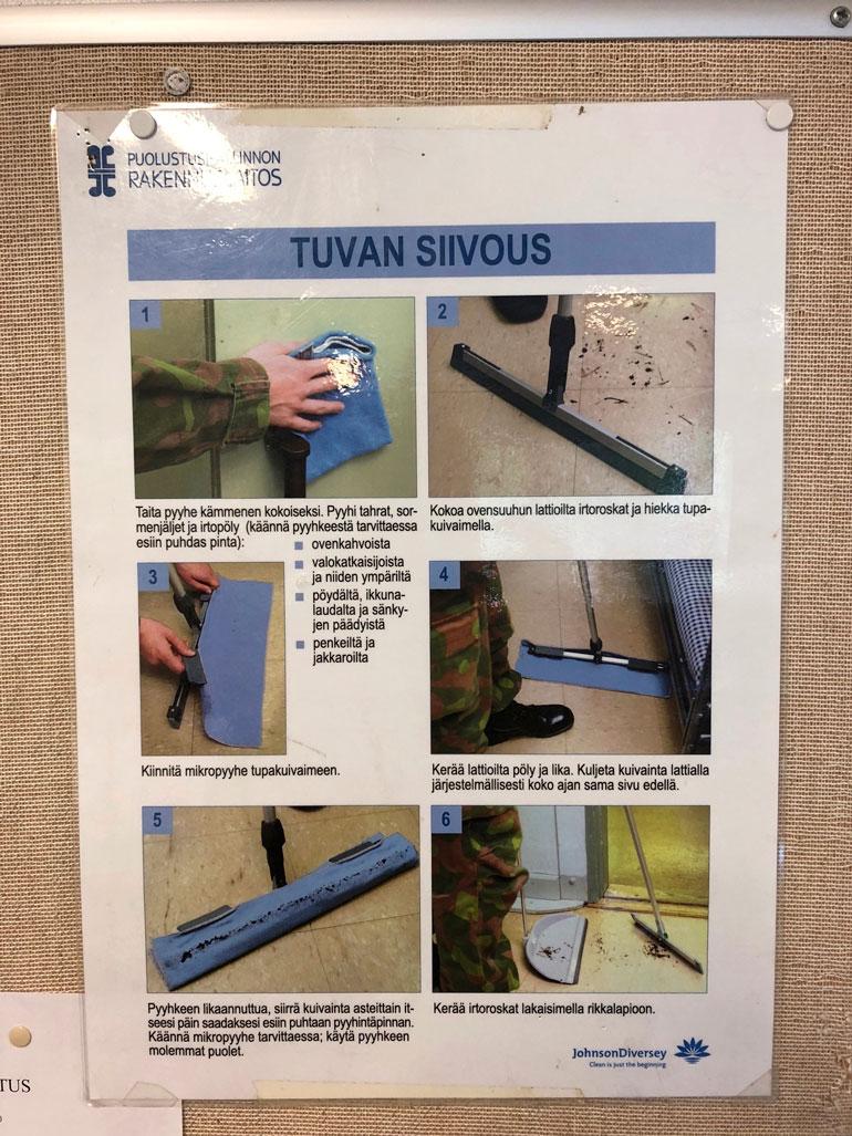Tuvan seinällä on tärkeitä ohjeita Robinille ja muille varusmiehille.