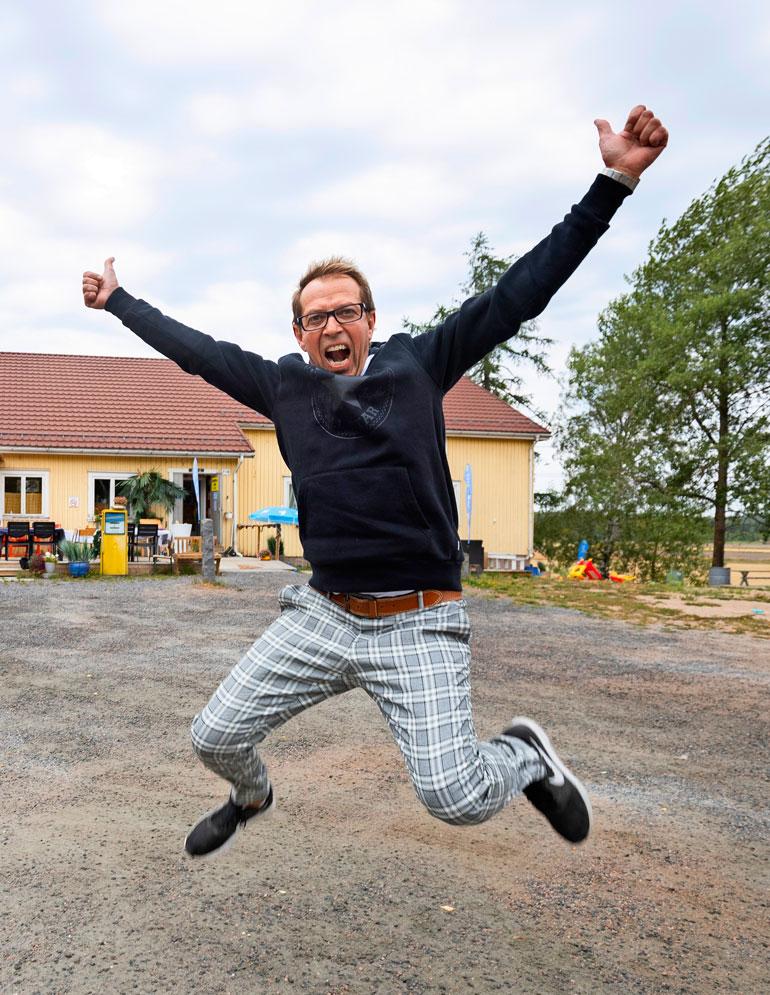 Pasi Tamminen toimi 1980-luvulla turkulaisessa Auran Aallot -radiossa. – Hallikaisen Joel, Tammisen Sari, Hilanderin Hessu… muut menivät viihdepuolelle, minä jäin taustalle järjestäjäksi, myös Welldone-tuotantoyhtiössä 1990-luvulla työskennellyt Pasi kertoo.