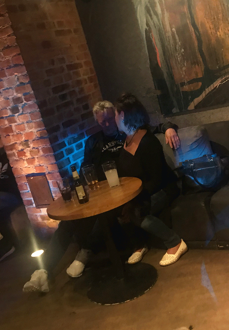 Matti viihtyi erityisen hyvin yökerhon uumenissa tummahiuksisen mysteerinaisen kanssa.