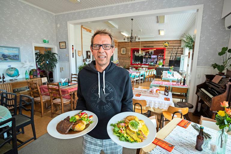 Ravintolan annokset loihtii ranskalainen kokki. Pippuripihvi ja päivän kalana tuore, itse pyydystetty ahven vievät kielen mennessään.