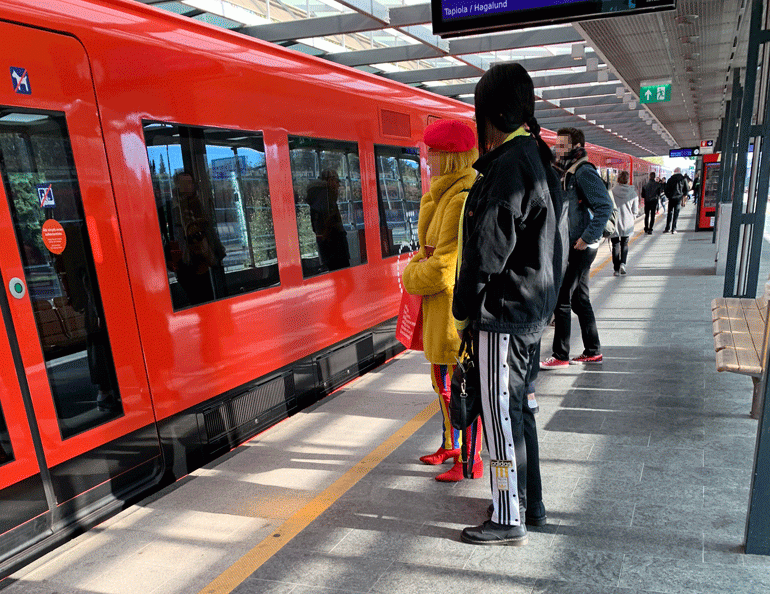 Saran käytös metrossa ihmetytti hieman kanssamatkustajia.
