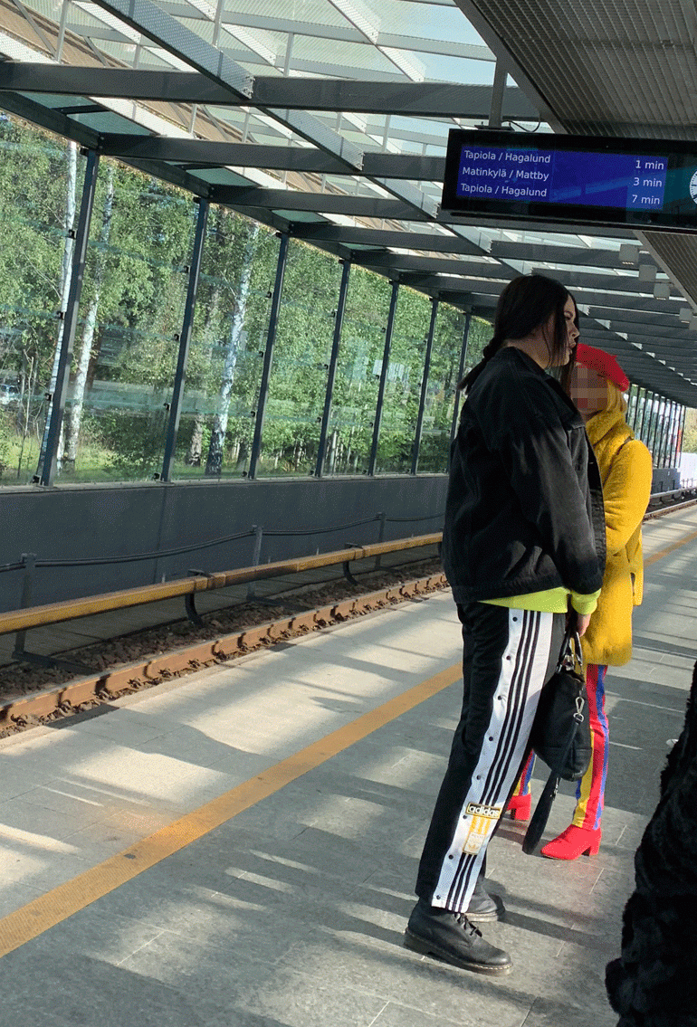 Näyttäviin muotireleisiin sonnustautunut Sara Forsberg bongattiin viime viikolla Kulosaaren metrsoasemalla.