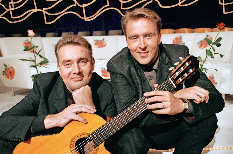 Tätä on toivottu takaisin: Timo Koivusalo ja Joel Hallikainen hurmasivat TV2:lla Tuttu Juttu Show’n isäntinä vuosina 1992-2000.