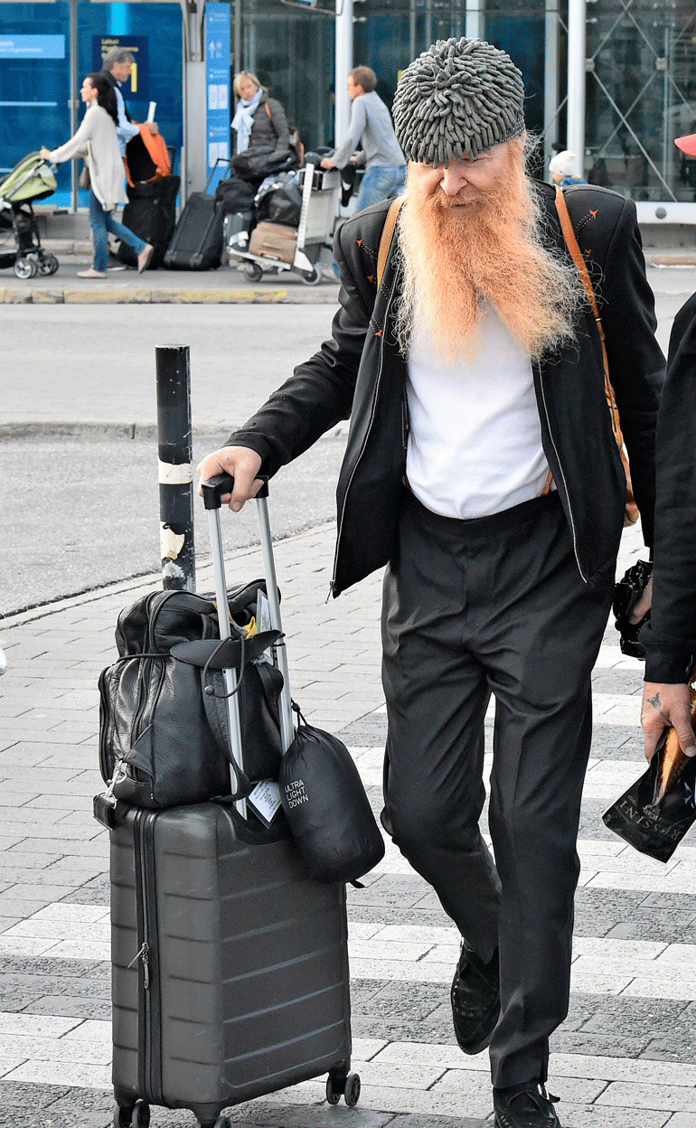 Amerikkalainen Billy Gibbons lukeutuu maailman tunnetuimpiin kitaristeihin. Seiskan paparazzi Panu Hörkkö ikuisti tähden viime torstaina Helsinki-Vantaan lentokentällä.