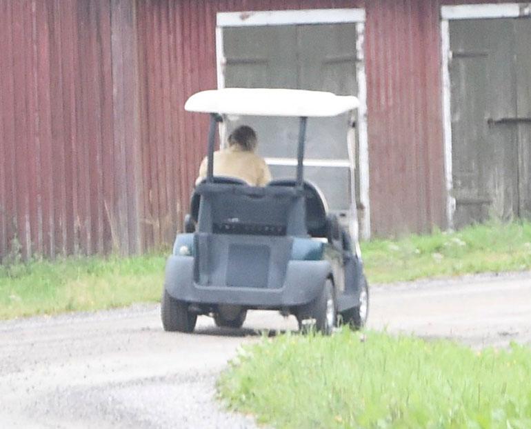 Pasi ajoi golfkärryllä
